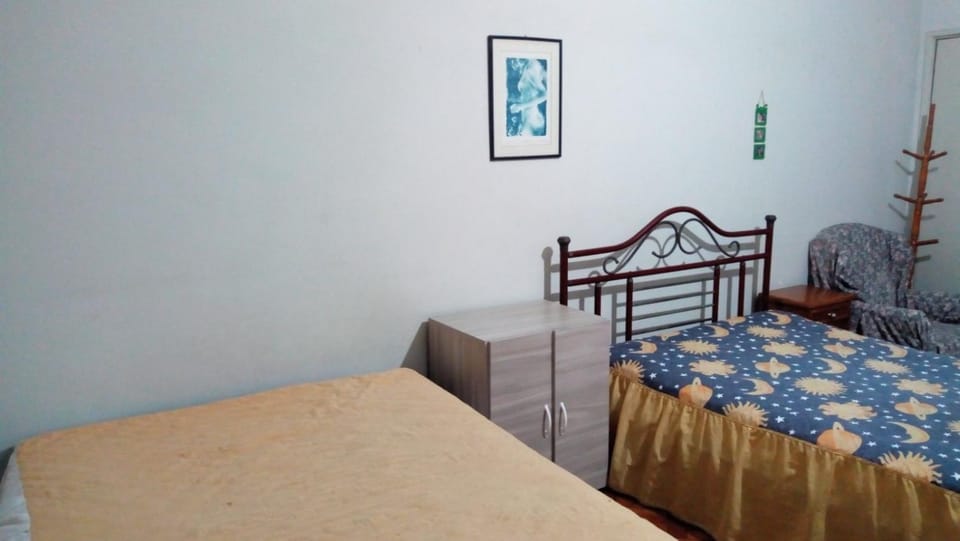 Quarto Com 1 Garagem Coberta 3 Minutos do Metrô e 80 metros da Praia de Copacabana Vacation rental in Rio de Janeiro