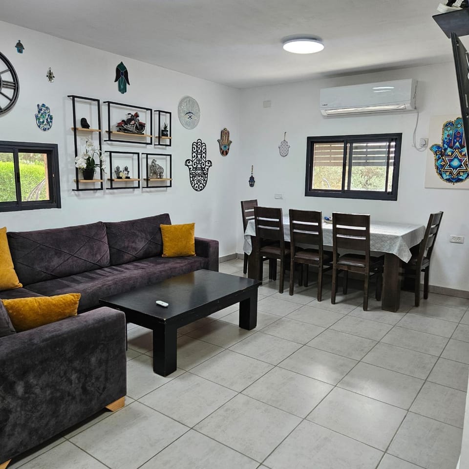 Seating area, Dining area, air conditioner
