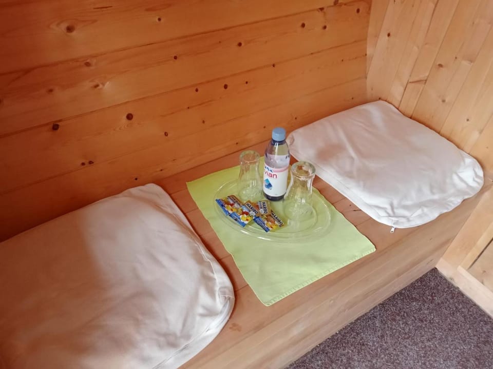 Photo of the whole room, towels