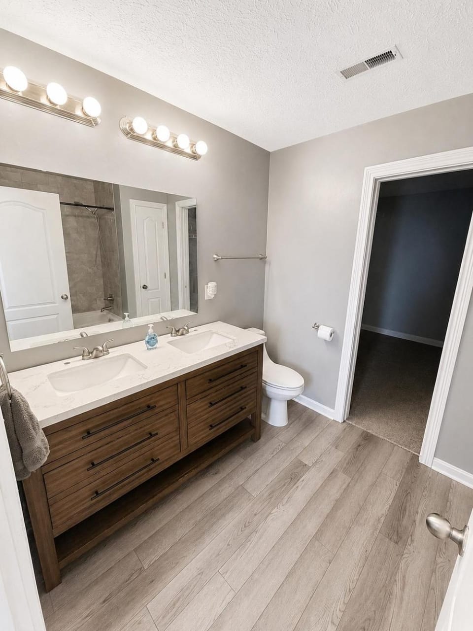 4BR Indy Home Near Downtown, Pets Welcome, Parking House in Indianapolis