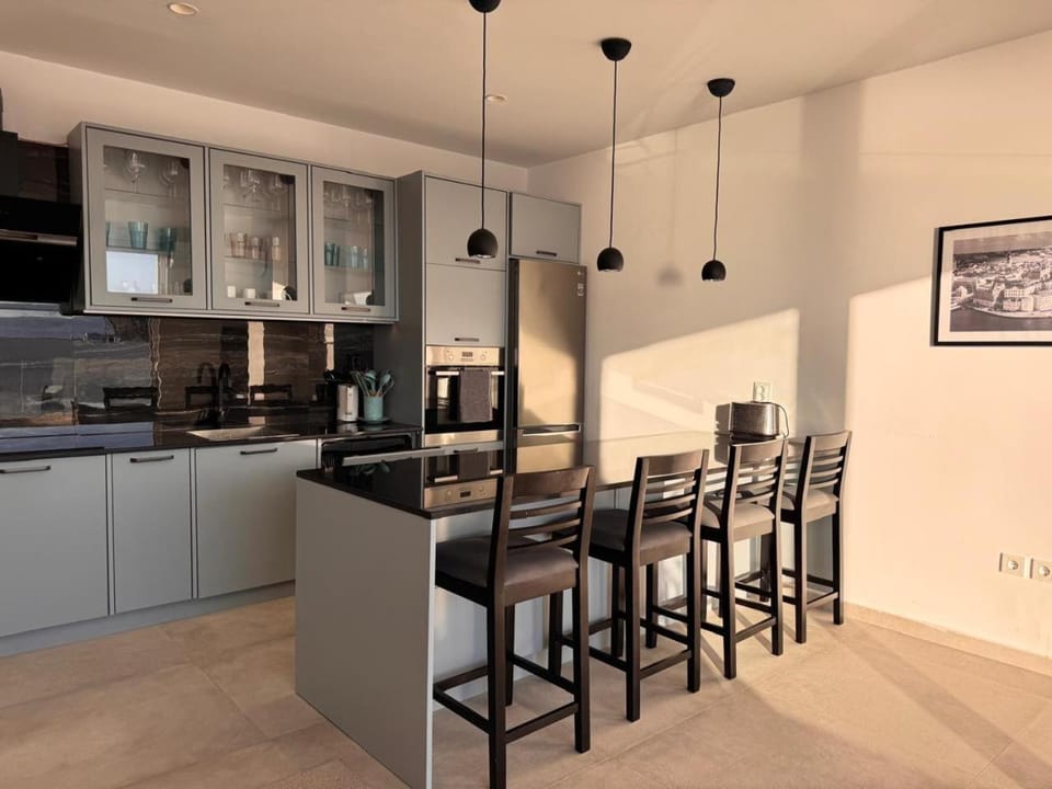 Kitchen or kitchenette, Dining area, oven, stove