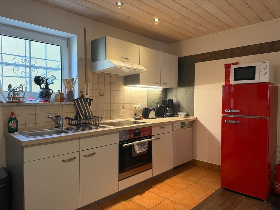 Coffee/tea facilities, Kitchen or kitchenette, dishwasher, oven, stove, toaster