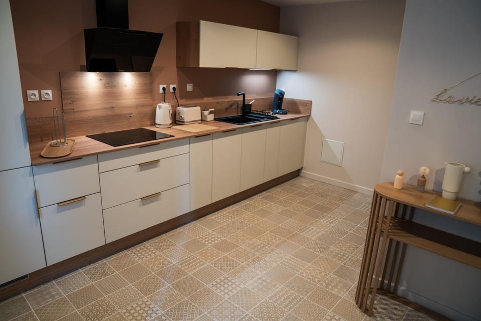 Coffee/tea facilities, dishwasher, minibar, stove