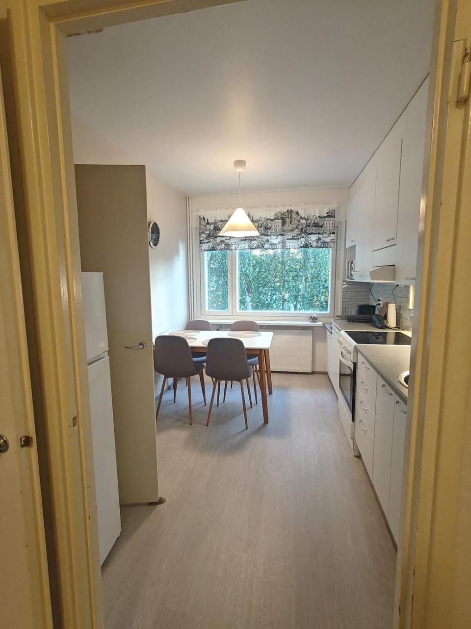 Kitchen or kitchenette, Dining area
