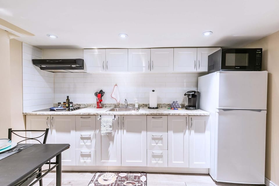 St Clair Hotel - Cozy Basement Suite with Parking Hotel in Toronto