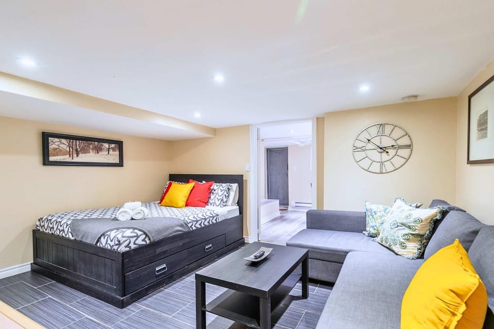 St Clair Hotel - Cozy Basement Suite with Parking Hotel in Toronto