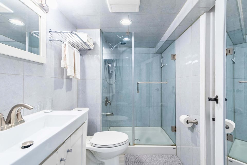 St Clair Hotel - Cozy Basement Suite with Parking Hotel in Toronto