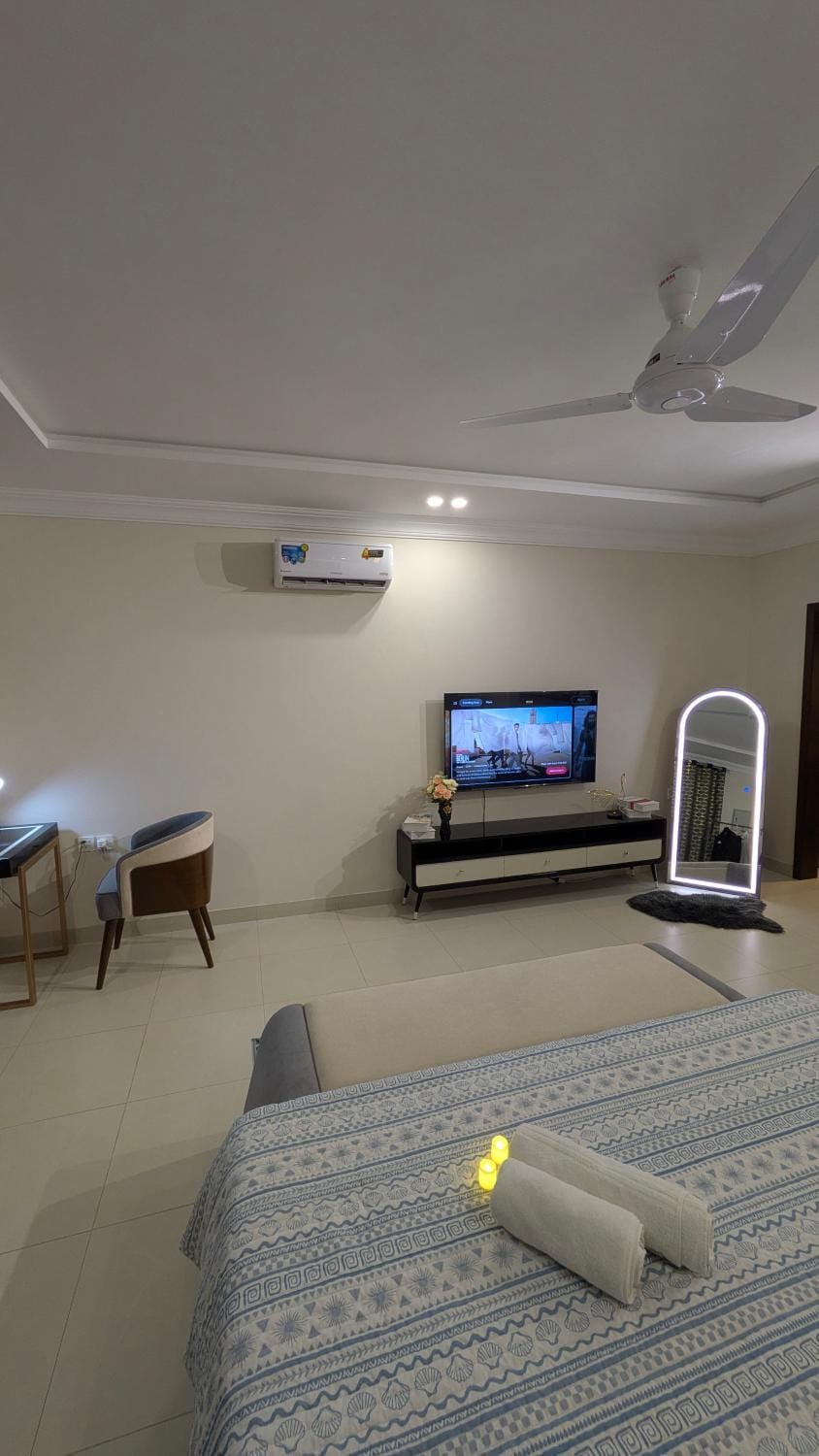 Communal lounge/ TV room, Bed, TV and multimedia, Photo of the whole room, Evening entertainment, Bedroom, air conditioner