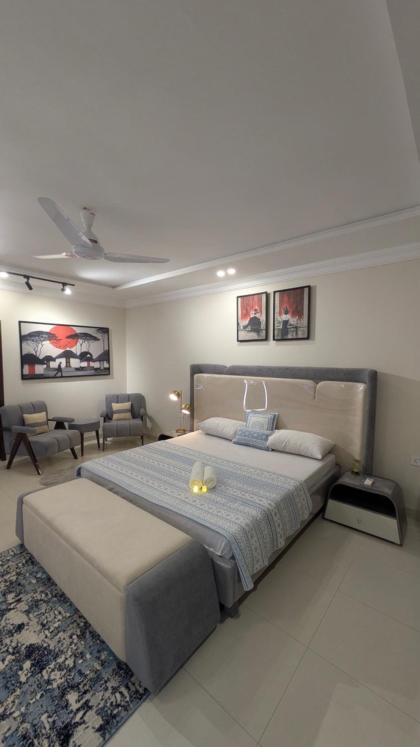 Bed, TV and multimedia, Living room, Photo of the whole room, Seating area, Bedroom
