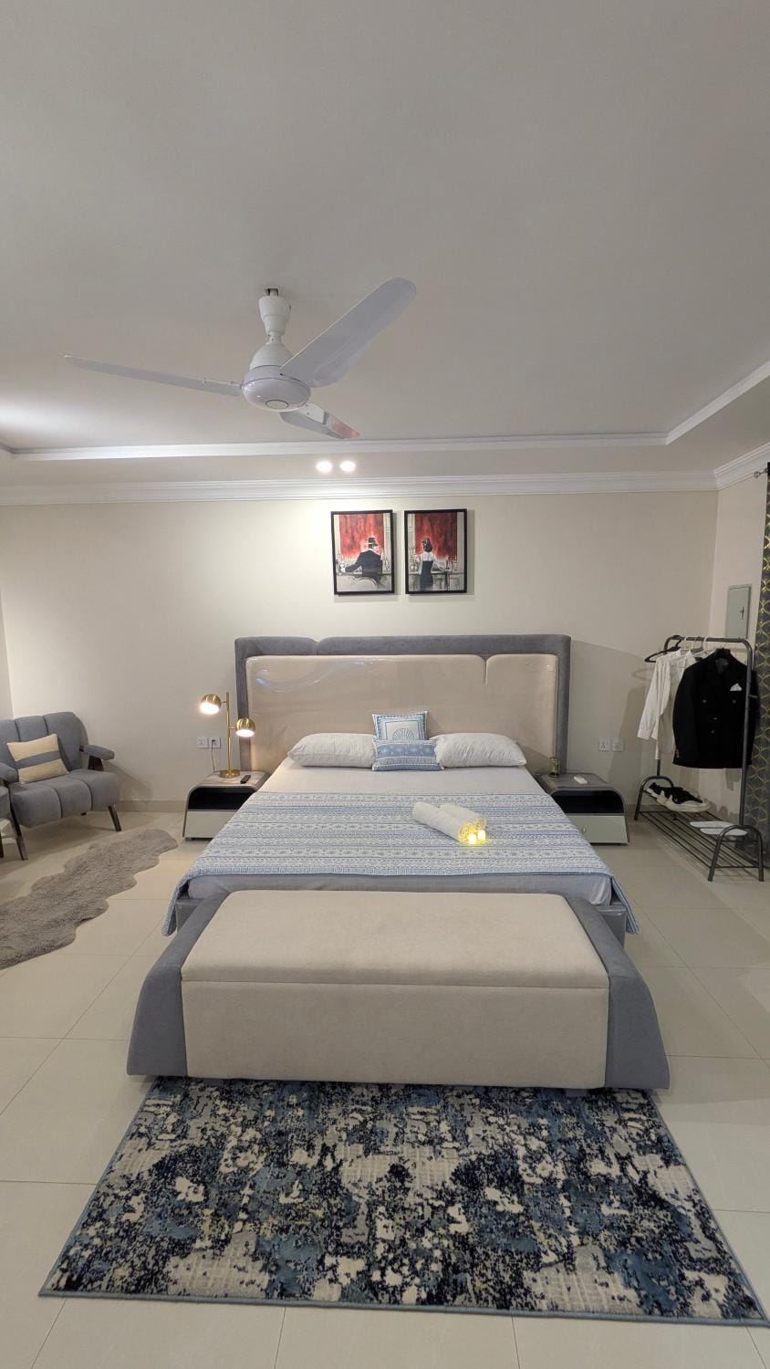 Bed, Living room, Photo of the whole room, Seating area, Bedroom