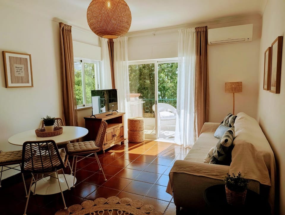TV and multimedia, Living room, Seating area, Dining area, air conditioner