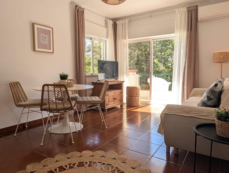 Communal lounge/ TV room, TV and multimedia, Living room, Seating area, Dining area