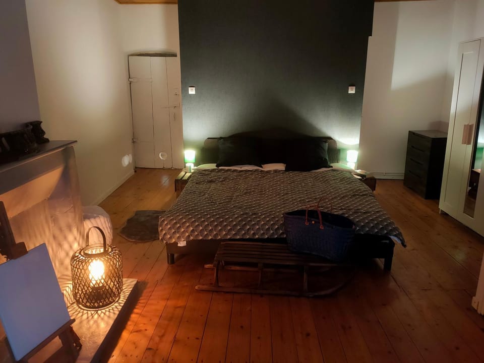 Bed, Photo of the whole room, Bedroom, towels