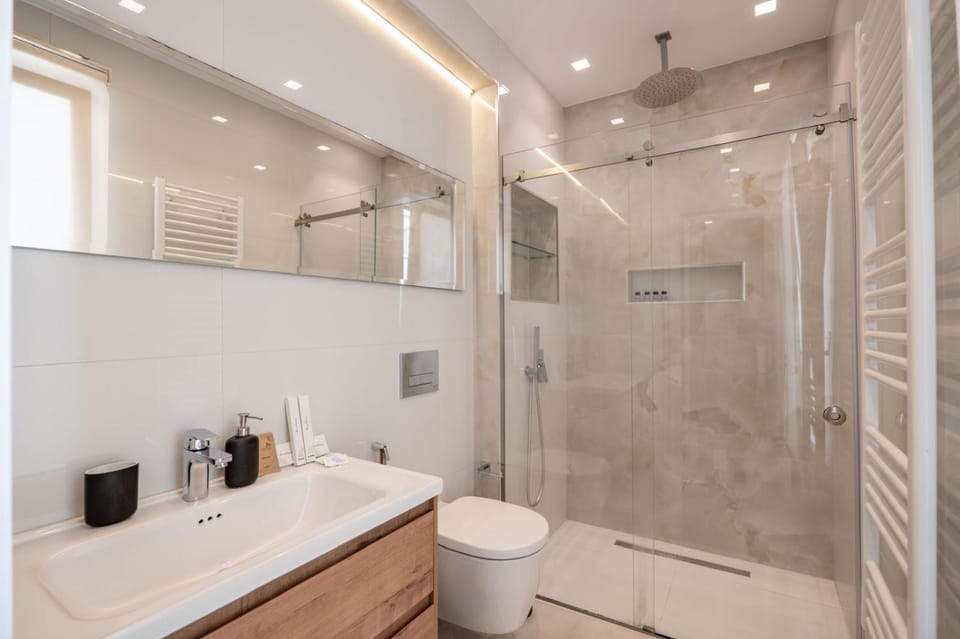 Shower, Toilet, Bathroom, Bath, towels