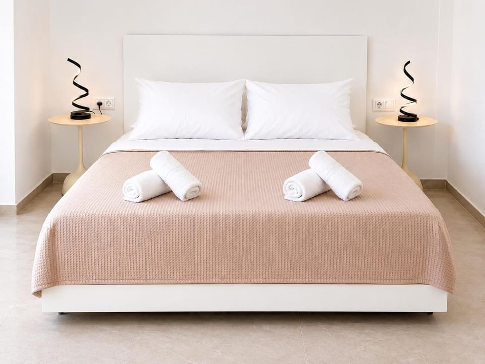 Bed, Photo of the whole room, Bedroom, towels