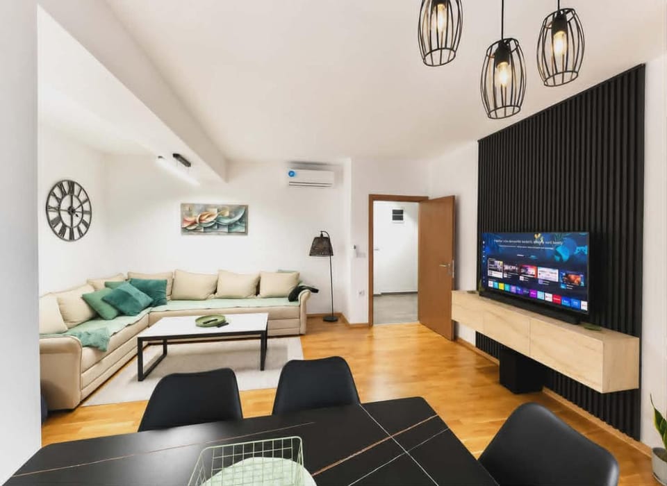 Communal lounge/ TV room, TV and multimedia, Living room, Seating area, Evening entertainment, air conditioner