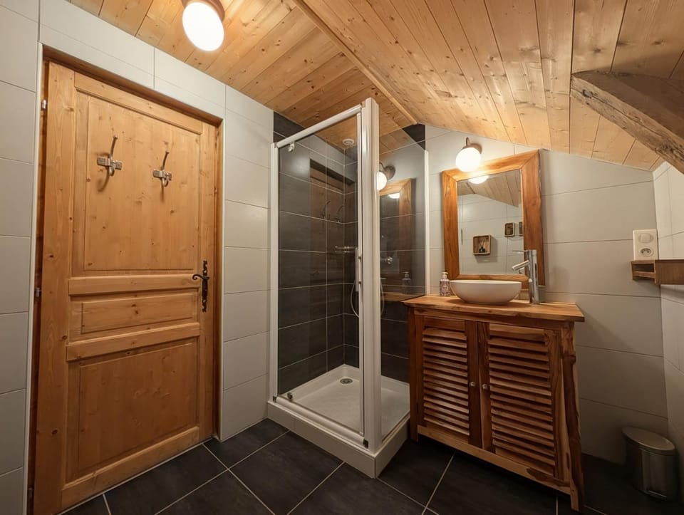 Cocon esprit chalet sur 6000 m2 de nature House in Auvergne-Rhône-Alpes