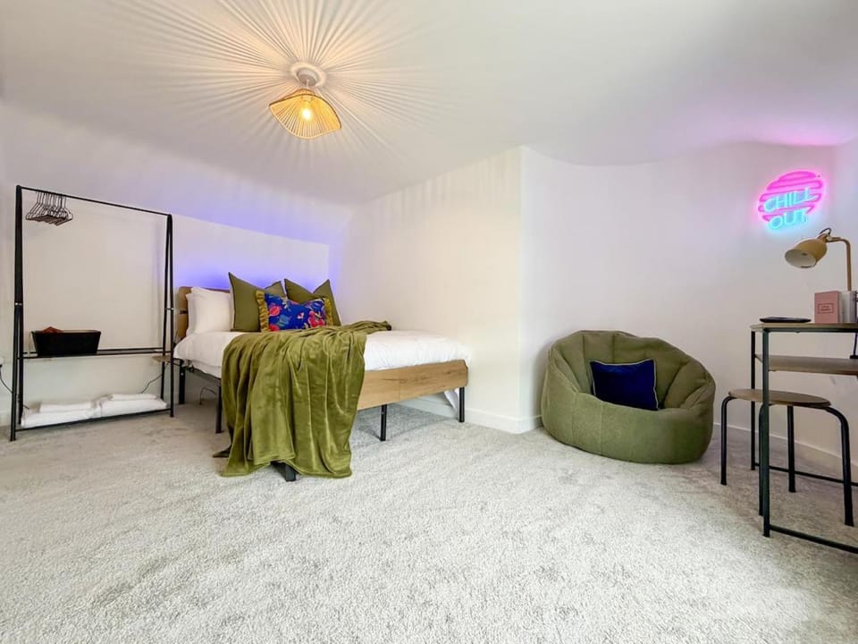 Laurel, Bright 2-Bed Home, Central Aberdare House in Wales