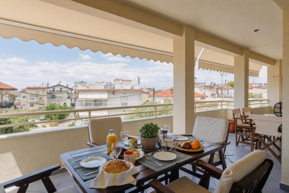 Patio, Day, View (from property/room), Balcony/Terrace, Living room, Food and drinks, Seating area, Dining area, Food, City view, Lunch, Dinner