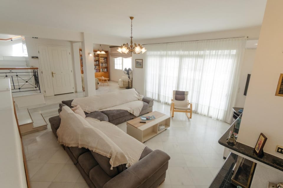 TV and multimedia, Kitchen or kitchenette, Living room, Photo of the whole room, Seating area, Dining area, stove