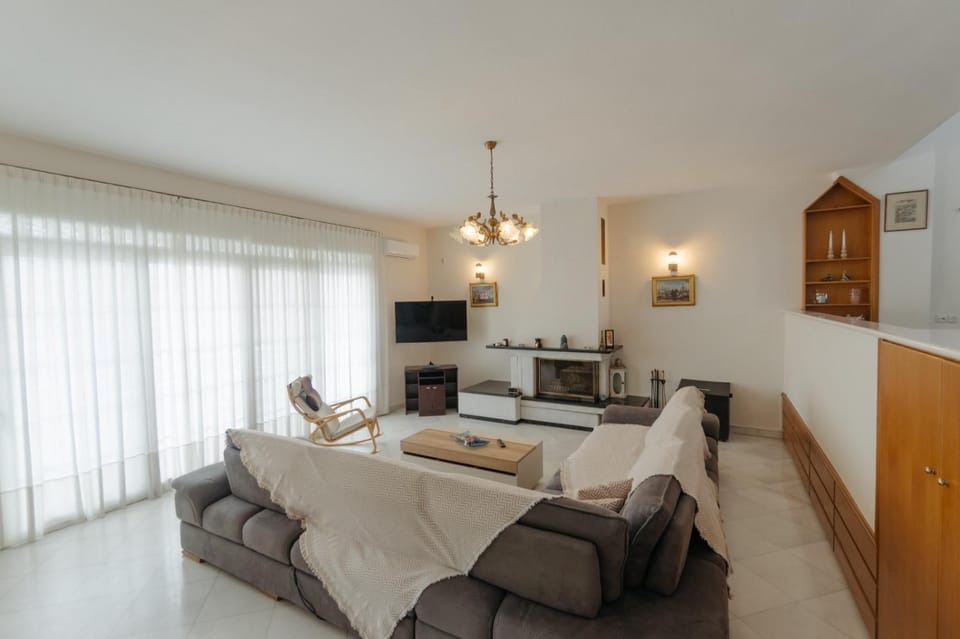 Communal lounge/ TV room, TV and multimedia, Living room, Seating area, Evening entertainment