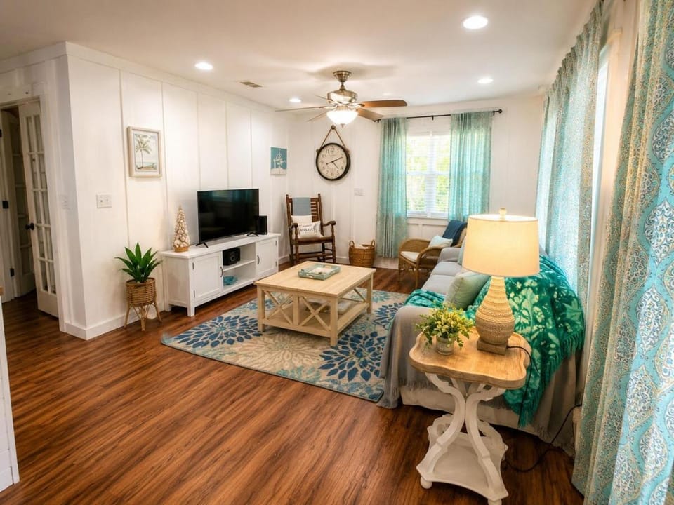 Communal lounge/ TV room, TV and multimedia, Living room, Seating area, Evening entertainment