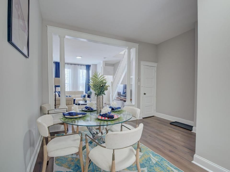 Charm and modern updates 3 Bedroom 2 Full bathrooms Villa in Baltimore
