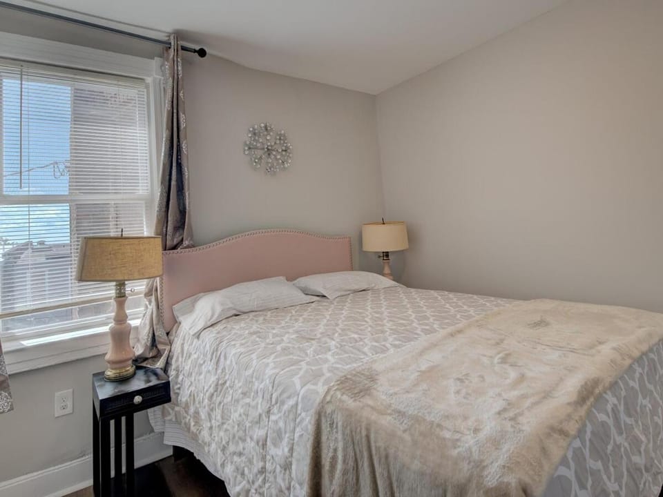 Charm and modern updates 3 Bedroom 2 Full bathrooms Villa in Baltimore