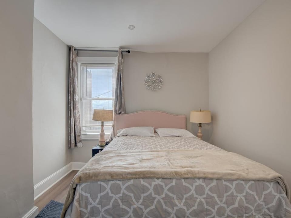 Charm and modern updates 3 Bedroom 2 Full bathrooms Villa in Baltimore