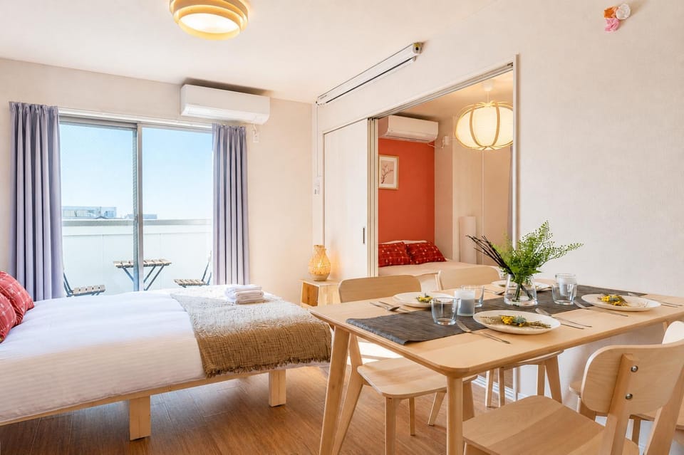 Bed, Living room, Photo of the whole room, Dining area, Bedroom, City view, Street view, air conditioner
