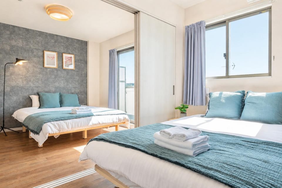 Bed, Bedroom, towels