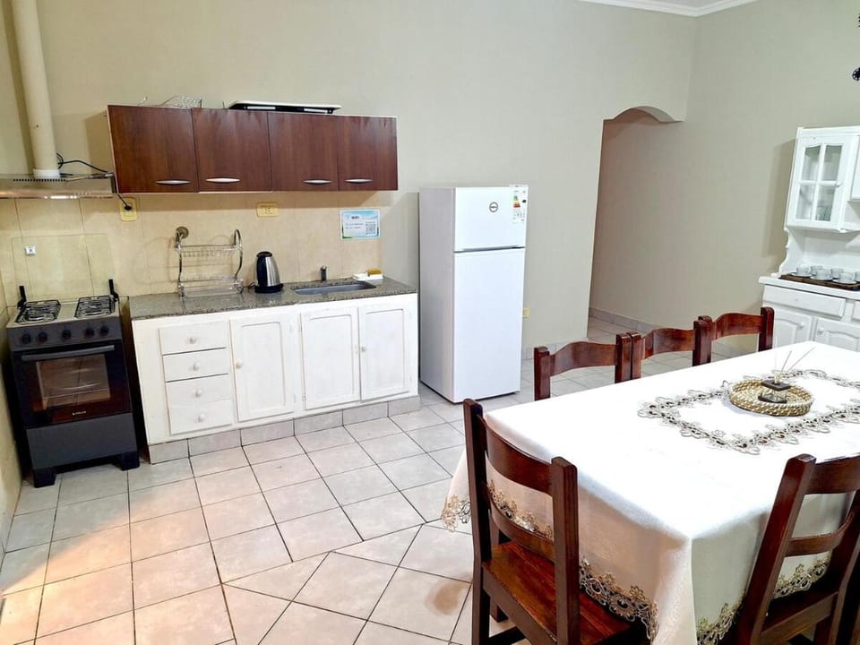 Kitchen or kitchenette, Dining area, oven