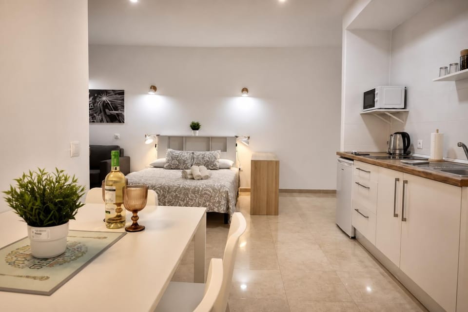 Coffee/tea facilities, Kitchen or kitchenette, Living room, Seating area, Dining area, stove