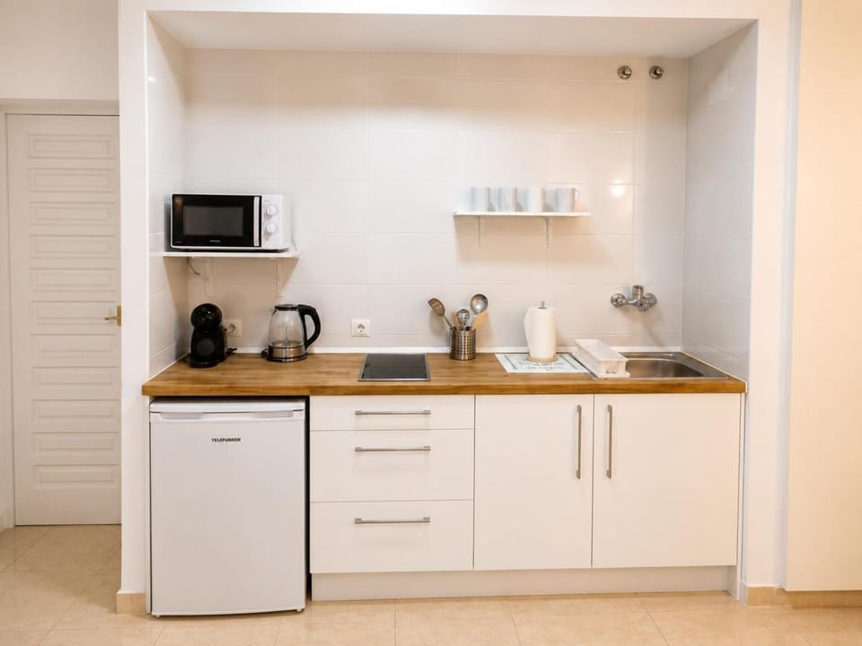 Coffee/tea facilities, Kitchen or kitchenette, Living room, microwave, stove, stove, toaster