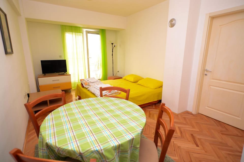 TV and multimedia, Living room, Seating area, air conditioner