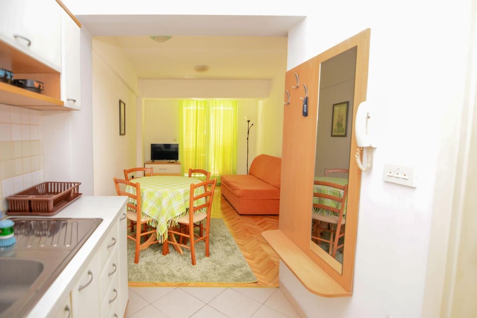 TV and multimedia, Kitchen or kitchenette, Living room, Seating area, Dining area, air conditioner