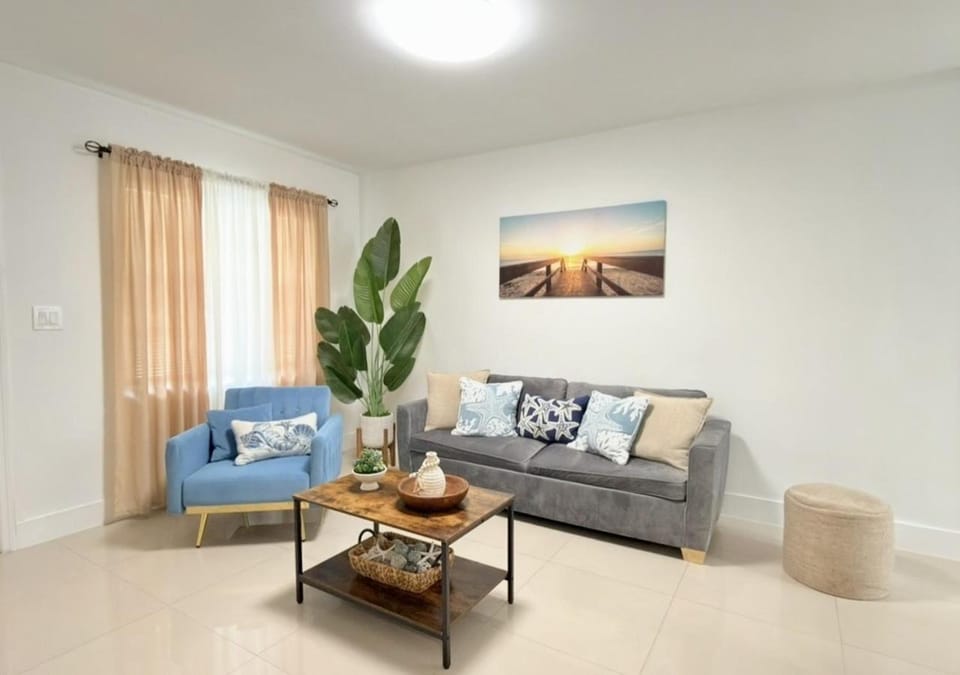 Communal lounge/ TV room, Living room, Seating area, air conditioner