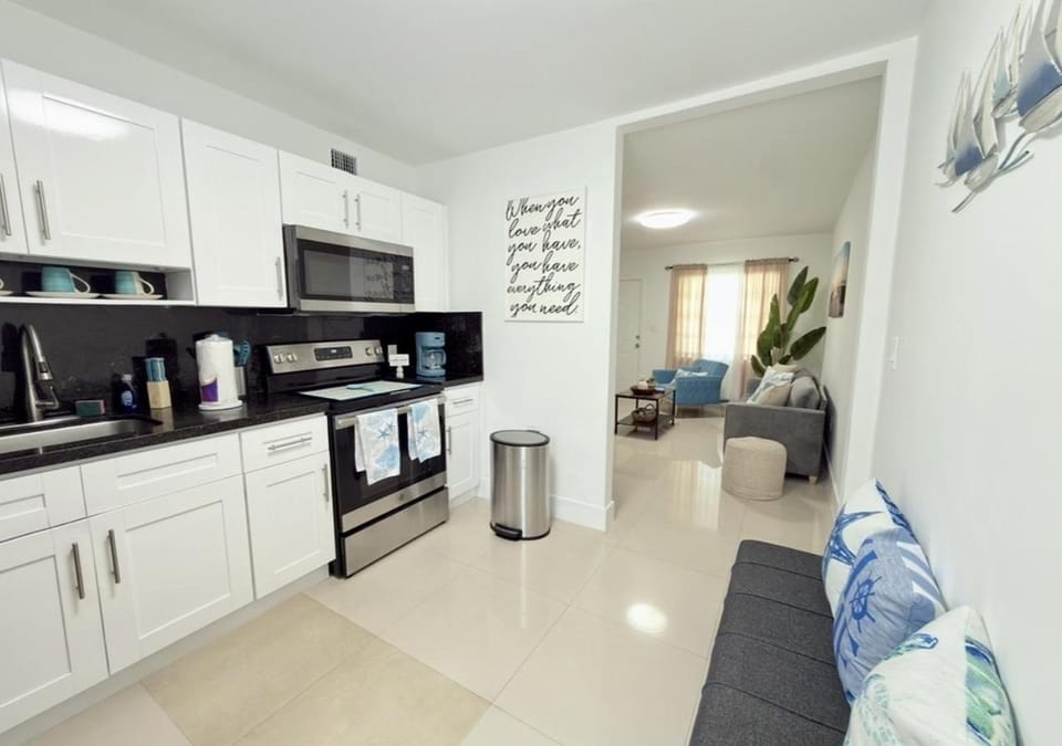 Coffee/tea facilities, Seating area, microwave, oven, stove, toaster, kitchen, air conditioner