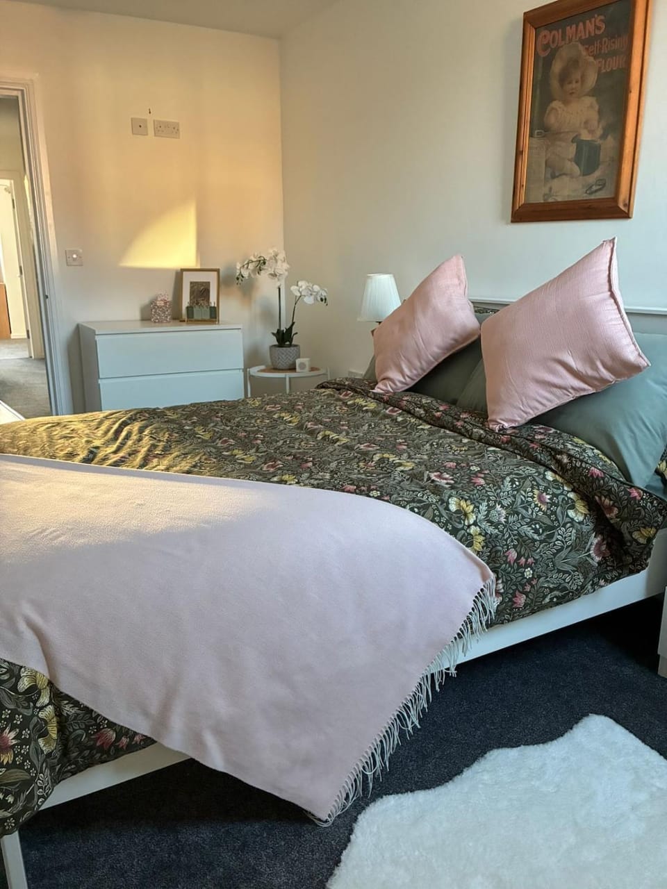Modern 2 bed flat 1 min to station and amenities Apartment in England