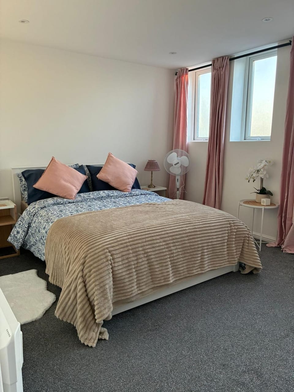 Modern 2 bed flat 1 min to station and amenities Apartment in England