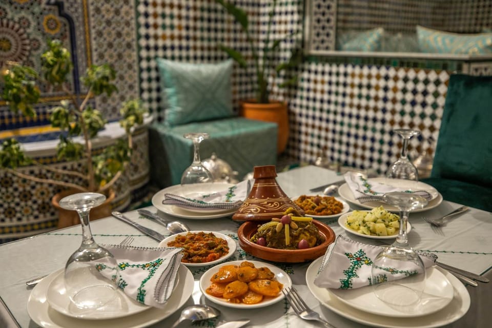 Living room, Food and drinks, Seating area, Food, Lunch, Dinner, Drinks