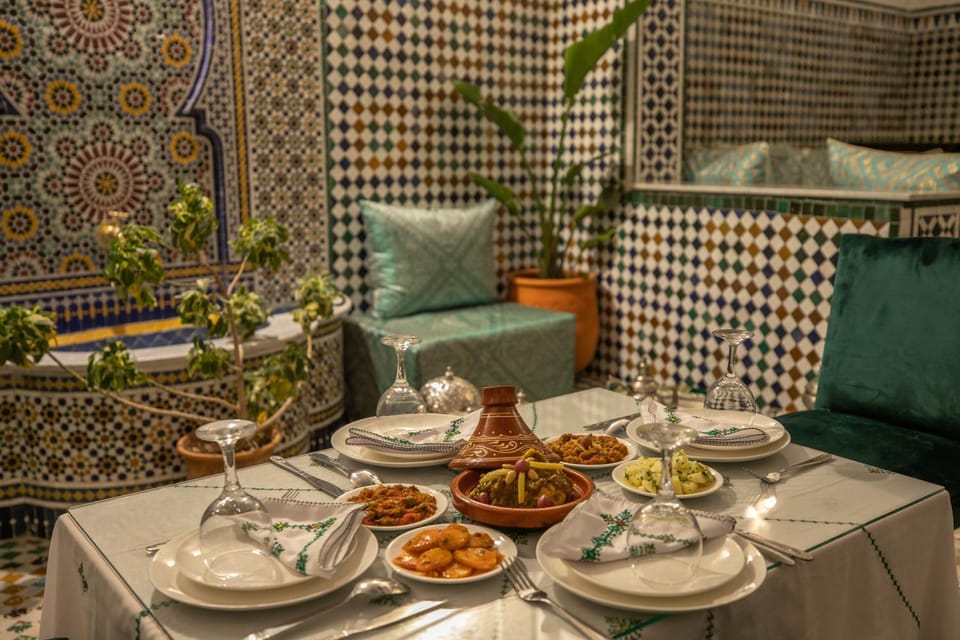 Living room, Food and drinks, Seating area, Food, Lunch, Dinner, Drinks