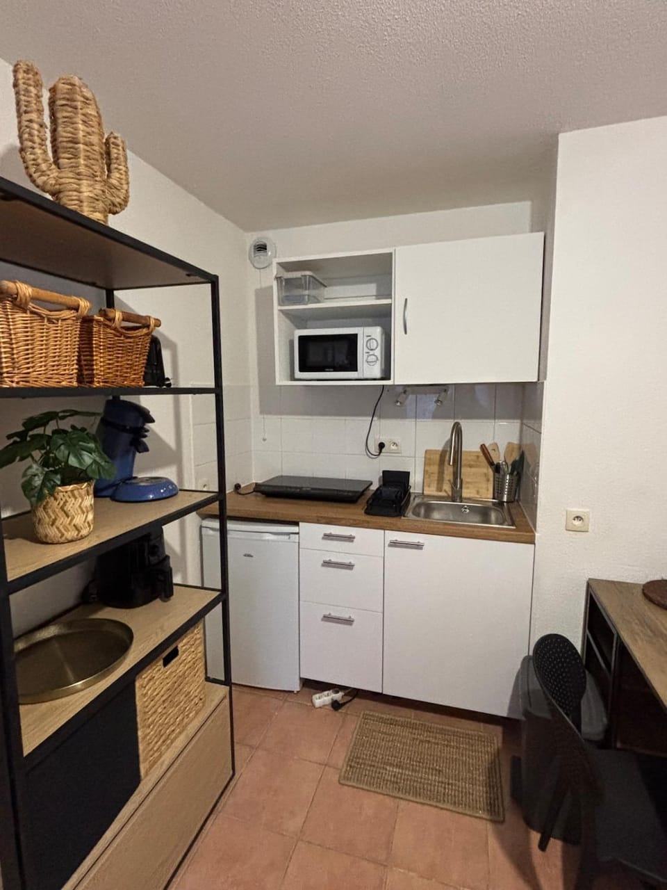 Coffee/tea facilities, microwave, stove, kitchen