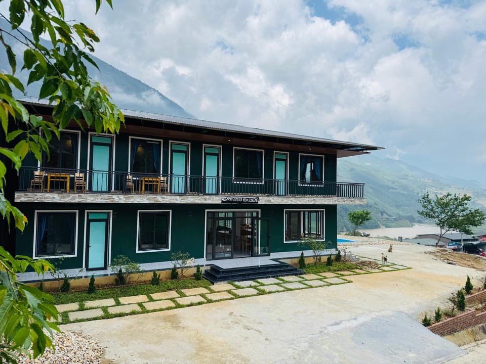 Property building, Restaurant/places to eat, Mountain view, Parking