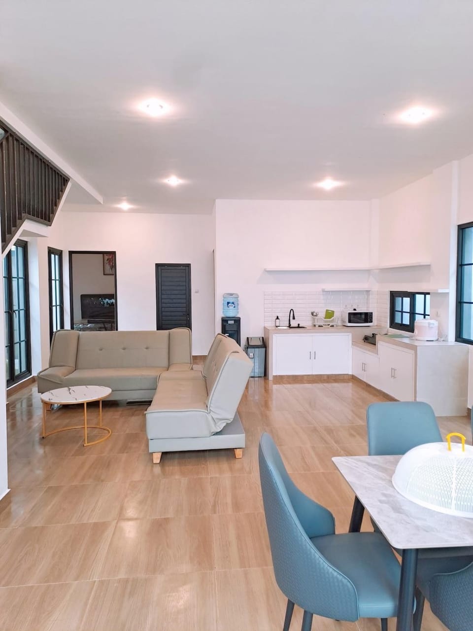 TV and multimedia, Kitchen or kitchenette, Living room, Seating area, Dining area