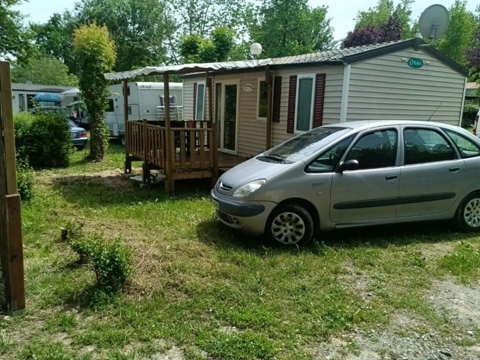 Bungalow climatisé TV - 4 pers. - API-1-52-2841 Campground/ 
RV Resort in Nouvelle-Aquitaine