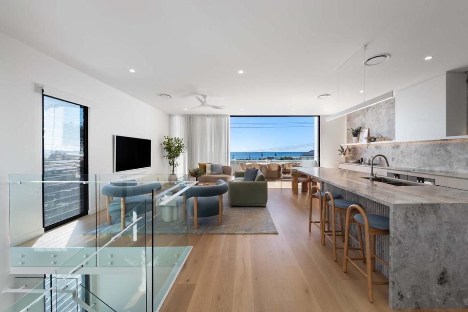 Communal lounge/ TV room, TV and multimedia, Kitchen or kitchenette, Living room, Seating area, Dining area, Sea view