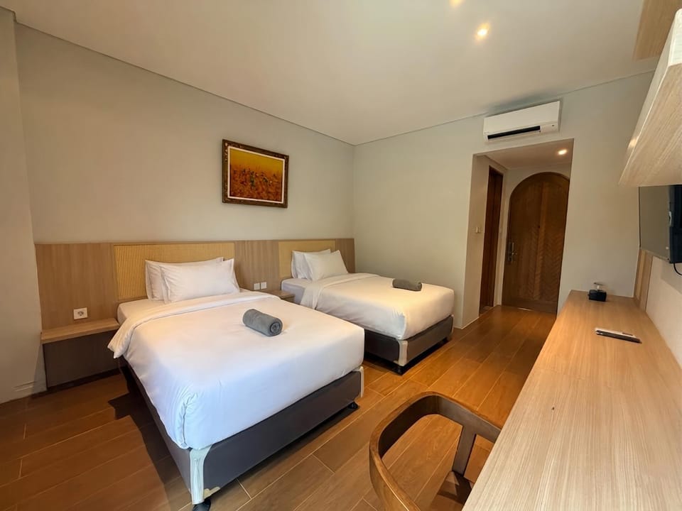 Bed, TV and multimedia, Photo of the whole room, Bedroom, towels, air conditioner