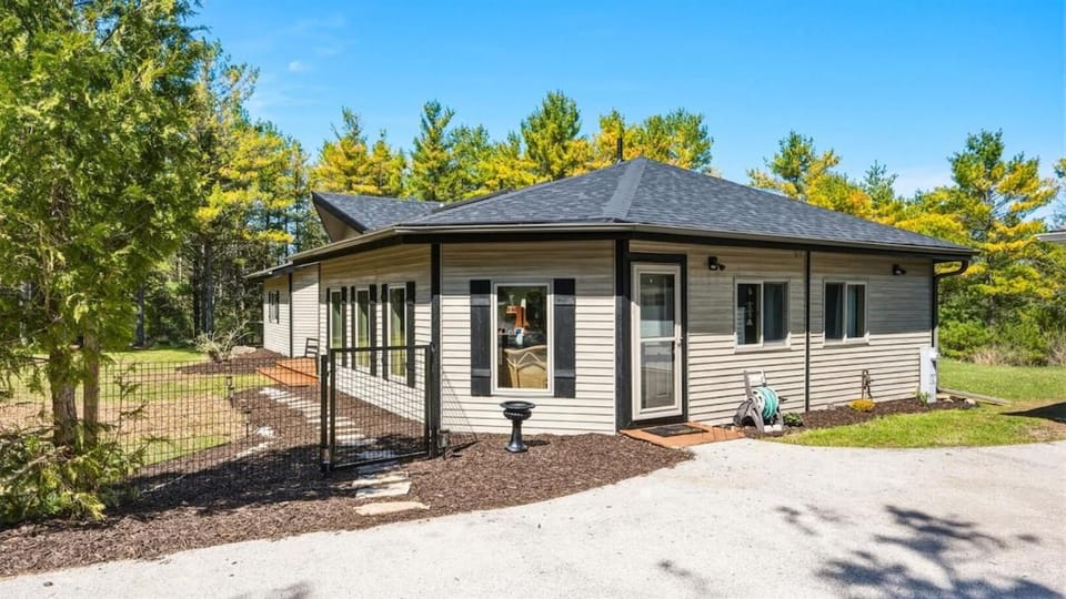 Harborlight Hideaway - Baileys Harbor, WI - Charming Family Retreat in Central Baileys Harbor House in Door County