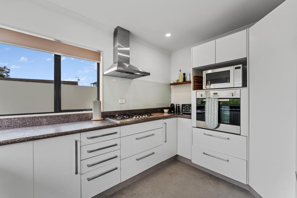 Coffee/tea facilities, oven, stove, kitchen